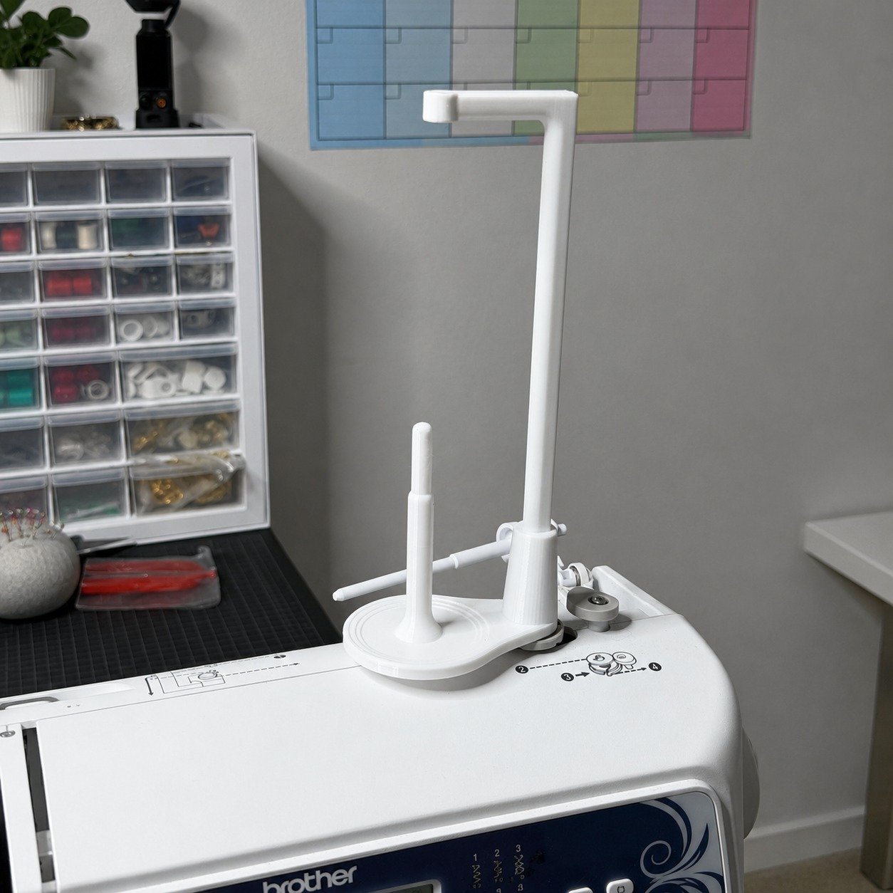 🧵Large Capacity Thread Spool Stand🪡(Compatible With Most Sewing Machines In Markets)
